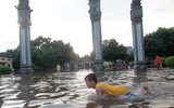 Hà Nội: Sân chơi biến thành 